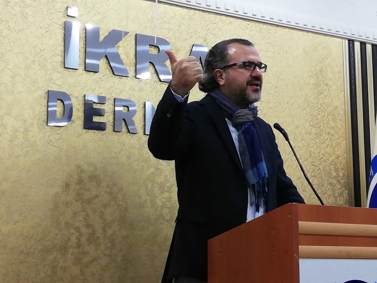 Kitap Okumayan Çok Zeki Bir Çocuk Bir Gün Duvara Toslar