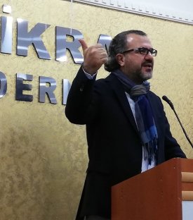 Kitap Okumayan Çok Zeki Bir Çocuk Bir Gün Duvara Toslar