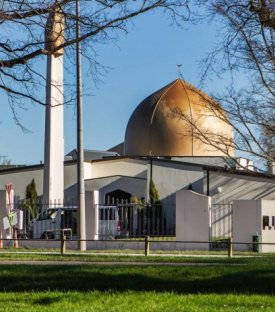 İslâm Düşmanları Kinini Kusuyor: Kimi Ezana Uluyor, Kimi Müslüman Kardeşimi Vuruyor